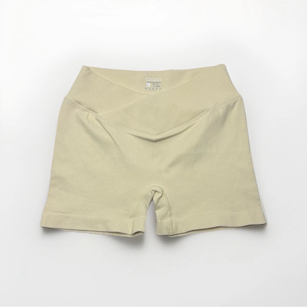 High-Waist Seamless Ribbed Bike Shorts — Cream